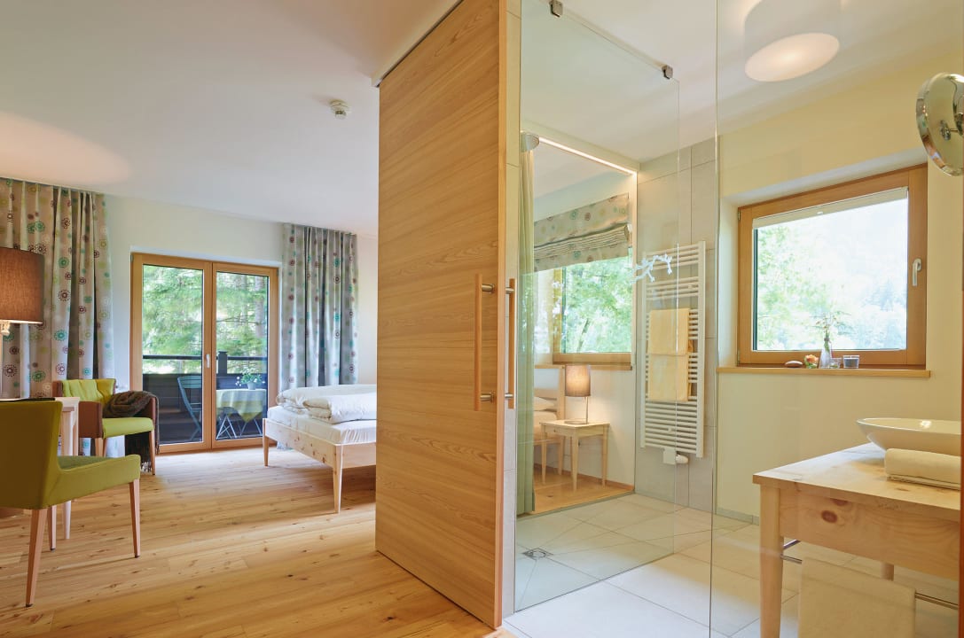 Offenes Badezimmer im Doppelzimmer »Zirbe« Hotel Zur Schanz