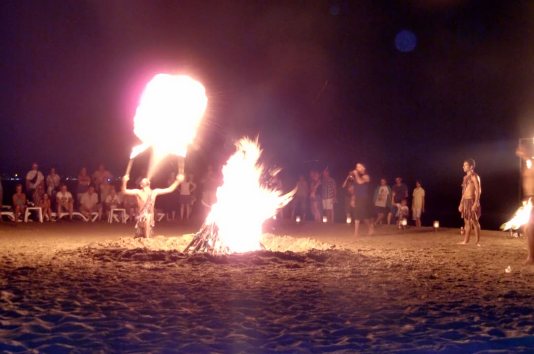 Feuershow Iz Flower Side Beach Hotel