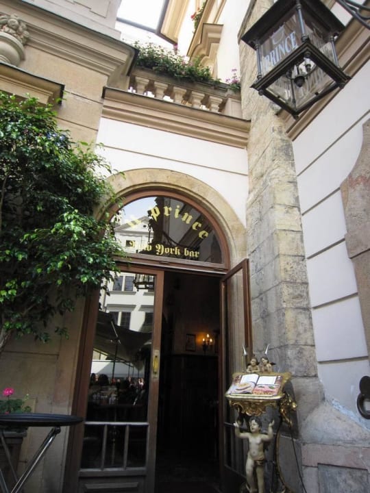 Bar entrance Hotel U Prince