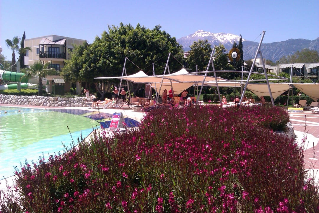 Es grünt und blüht in der gesamten Anlage Limak Limra Hotel & Resort