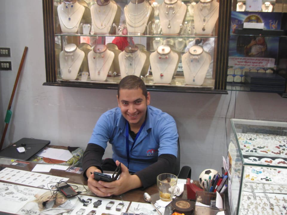 Приветливый продавец в ювелирном магазине Pickalbatros Alf Leila Wa Leila Resort - Neverland Hurghada