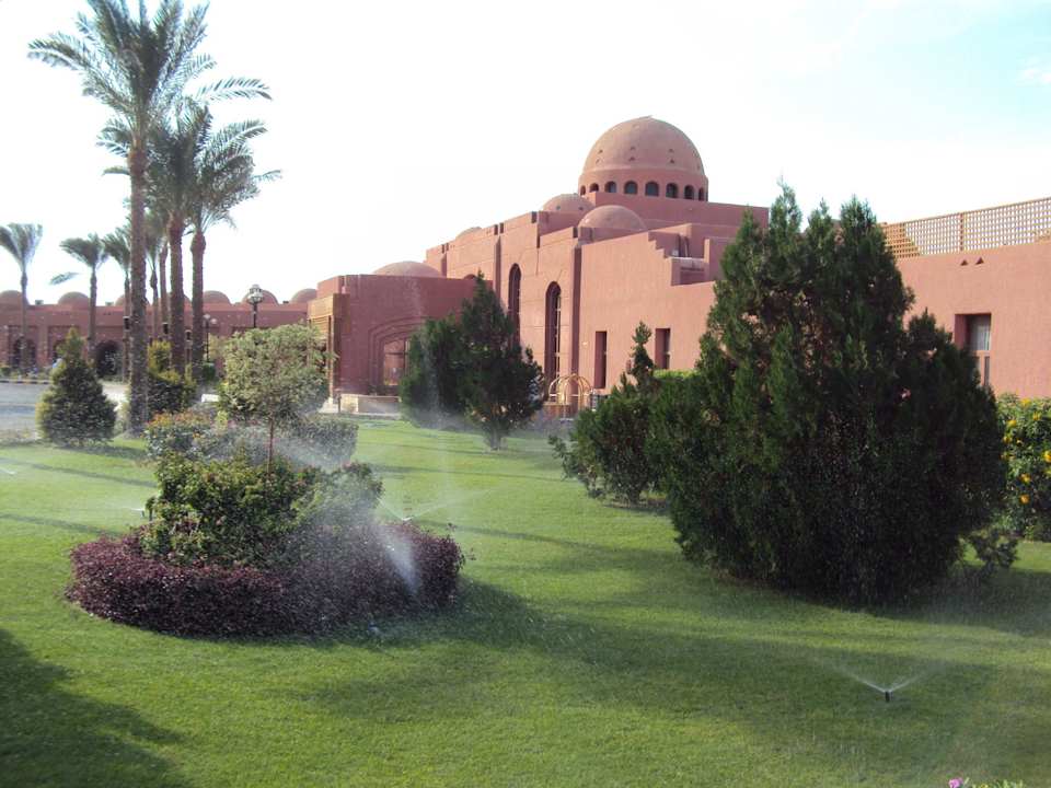 Tuin aan de voorzijde van de receptie Swisstouch Oriental Resort Marsa Alam