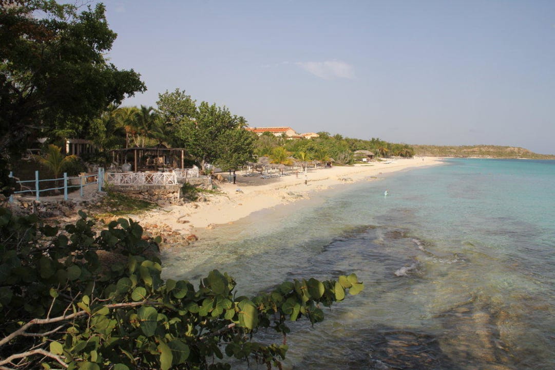 Links Strandrestaurant, rechts hinten Hotel Luna Paradisus Rio de Oro Resort & Spa - Adults only
