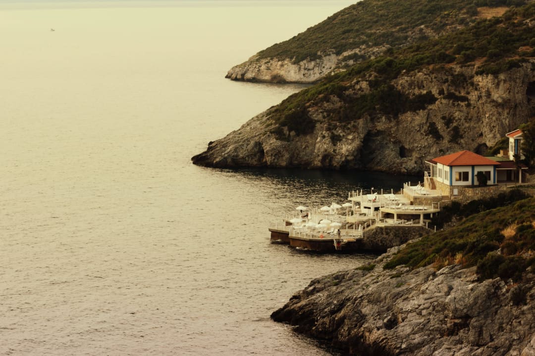 Пляж платформа отеля по пути в город Ramada Resort Kusadasi & Golf