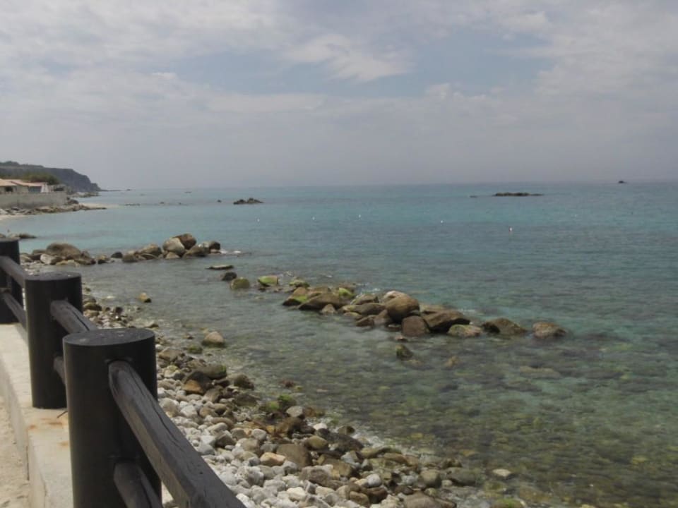 Schöner Ausblick von der Strandpromenade Villaggio Torre Ruffa Robinson