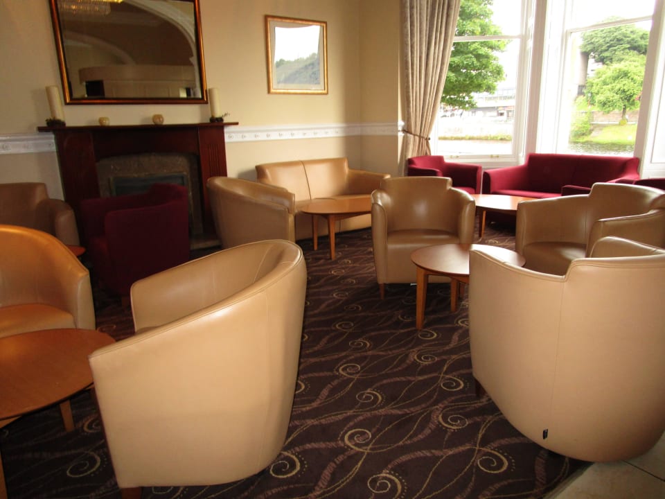 Gute Gin Tonics werden serviert Best Western Inverness Palace Hotel