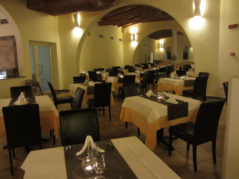 Schön eingedeckte Tische VOI Praia De Chaves Resort