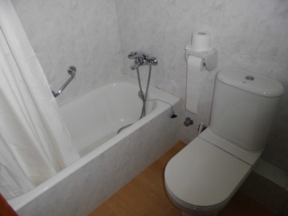 Badewanne/Dusche und Toilette im Nebenhaus R2 Veronica Beach Hotel