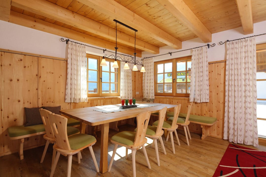 Esstisch im Chalet Hotel Andis Almdorf