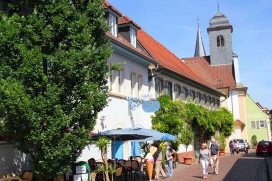 Vorderansicht mit Terrasse Hotel Weinheber Hornung