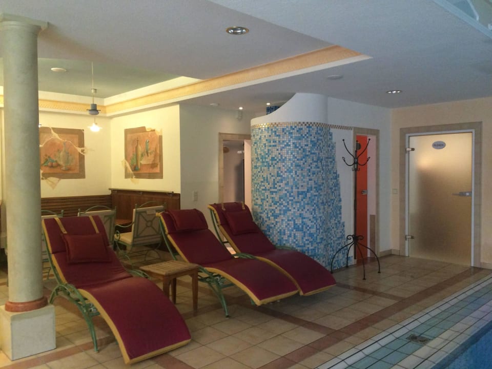 Liegen am Pool, drinnen Hotel Regenbogenland Zum Kramerwirt