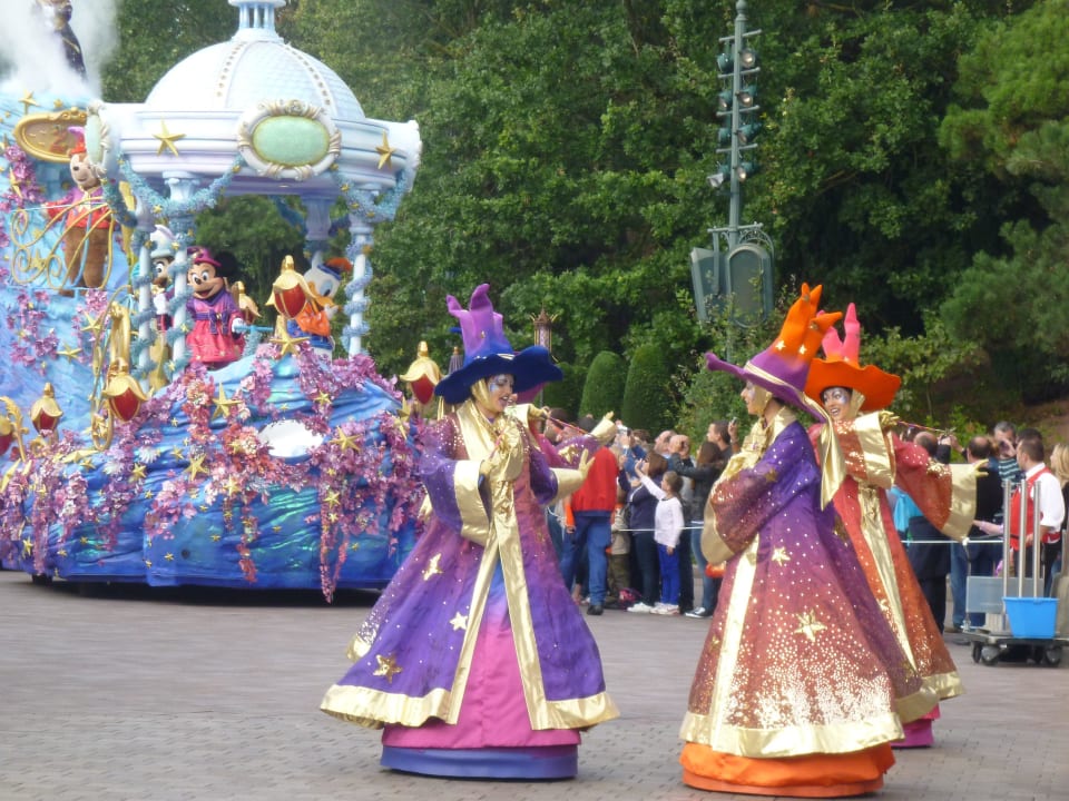 Disney Parade Disney's Sequoia Lodge