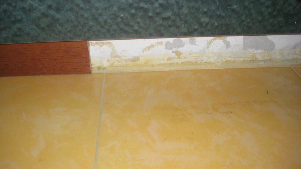 Sockelputz fehlt neben Bett Hotel Internazionale