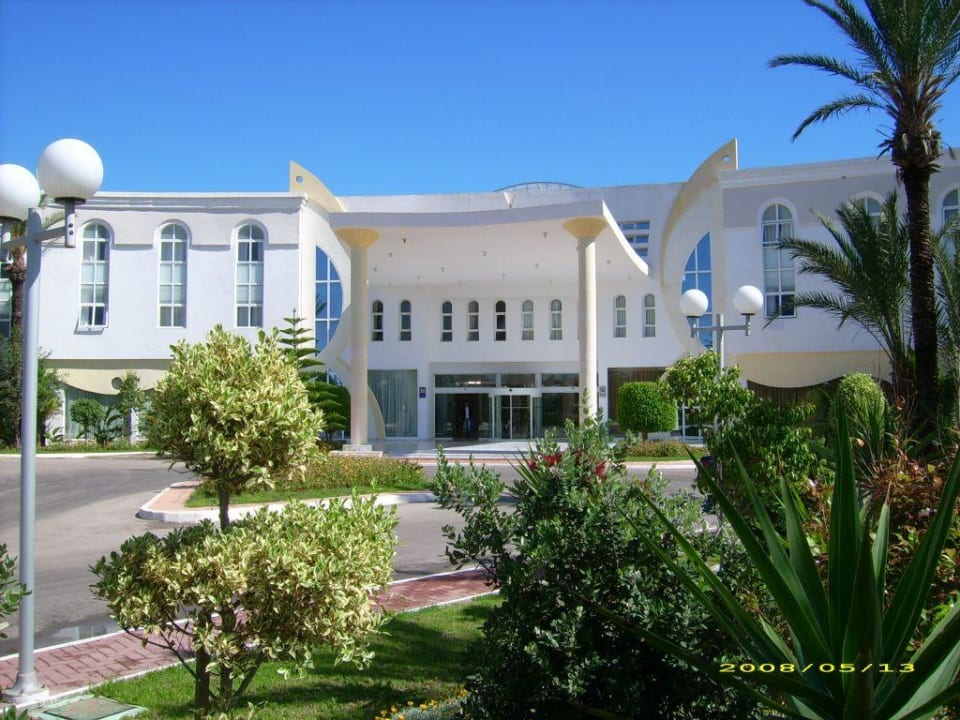 Haupteingang mit Zufahrt Ruspina Beach Resort