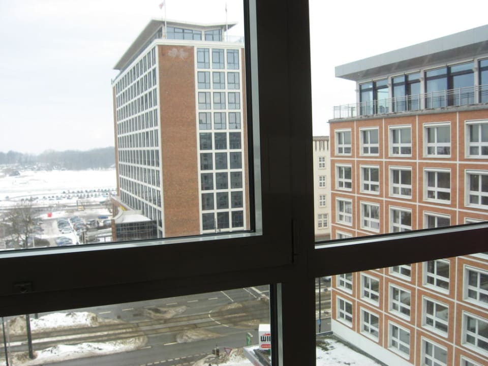 Ausblick Richtung Hafen / umliegende Gebäude ScanHotels City Rostock
