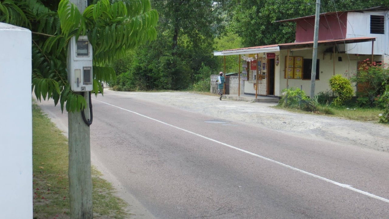 Straße direkt vor der Anlage Jamelah Apartments & Guest House