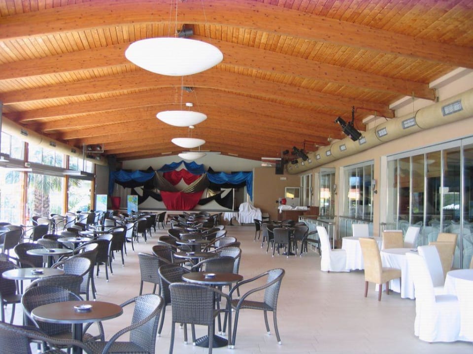 Der Saal für die abendlichen Veranstaltungen alltoura Club Hotel Poseidon Palace