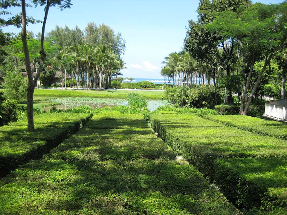 Durch die Parkanlage zum Strand... Dusit Thani Krabi Beach Resort