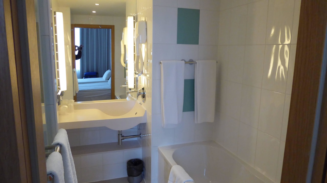 Bad; Dusche hinter der Türe links Hotel Novotel Vilnius