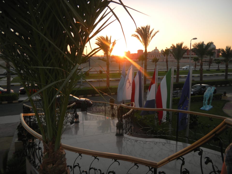 Sonnenuntergang beim Hoteleingang Pickalbatros Palace Resort