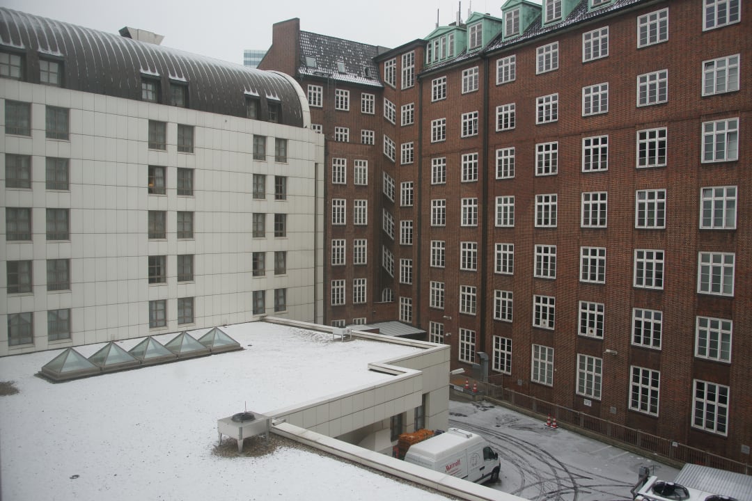 Fensterblick auf den ruhigen Innenhof Hamburg Marriott Hotel