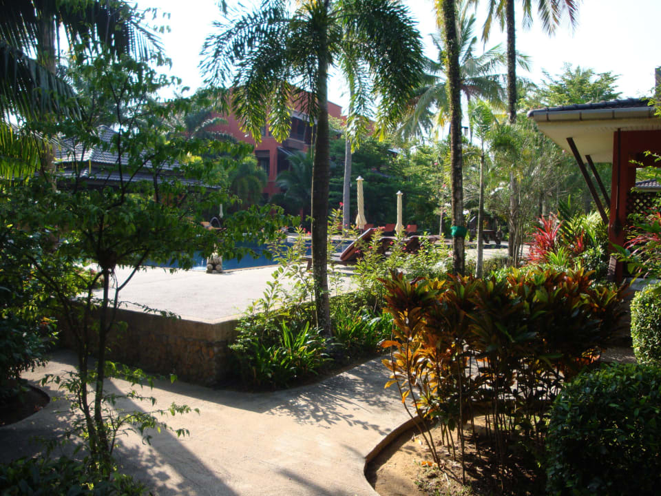 Blick über den Pool zum Haupthaus Sudala Beach Resort