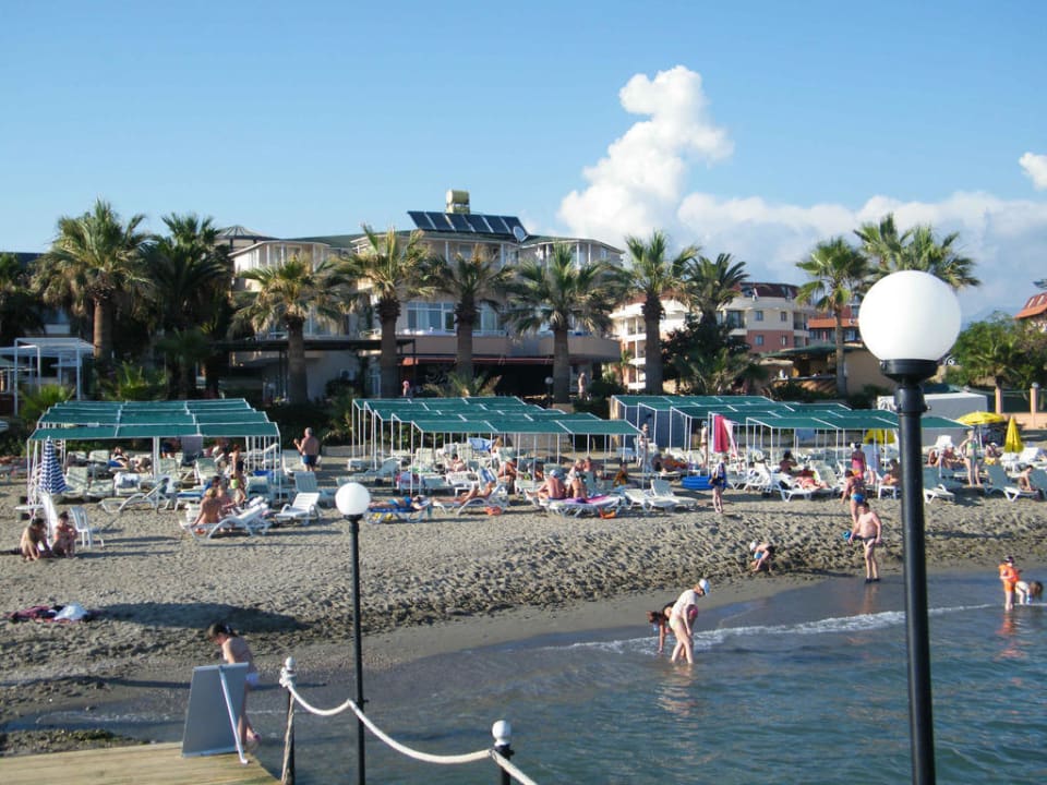 Blick vom Steg zum Strand und Hotel Hotel Club Tess