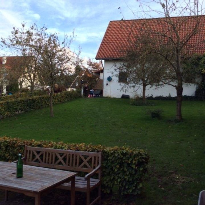Blick auf den Stall Ferienhof Homann mit Herz
