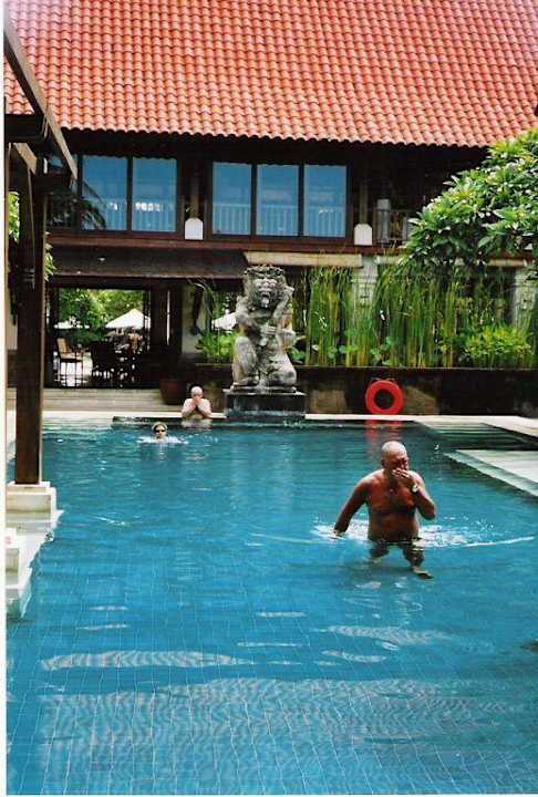Pool beim Spaa Blick Richtung Beach Restaurant Morgens Puri Santrian