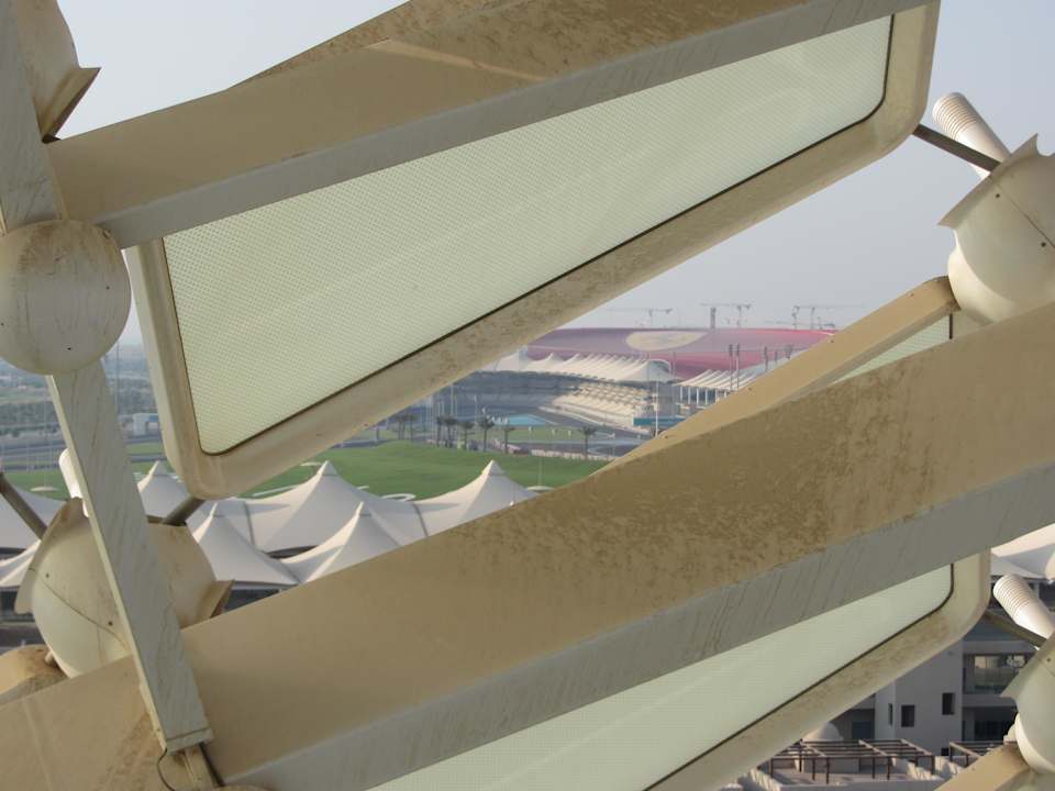 Ausblick vom Pool auf Ferrari World W Abu Dhabi - Yas Island