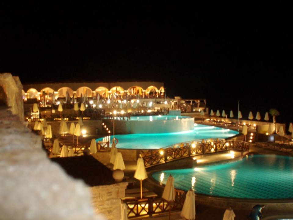 Poolanlage bei Nacht Hotel Kalithea Horizon Royal