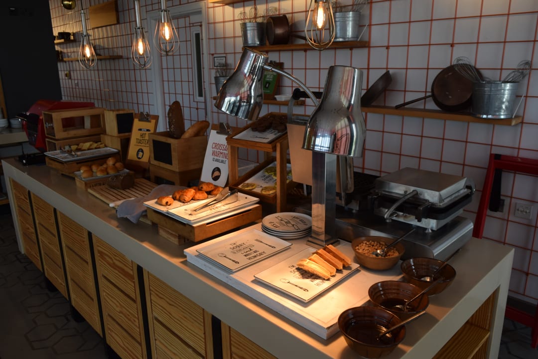 Gastro Hampton by Hilton Dubai Al Seef