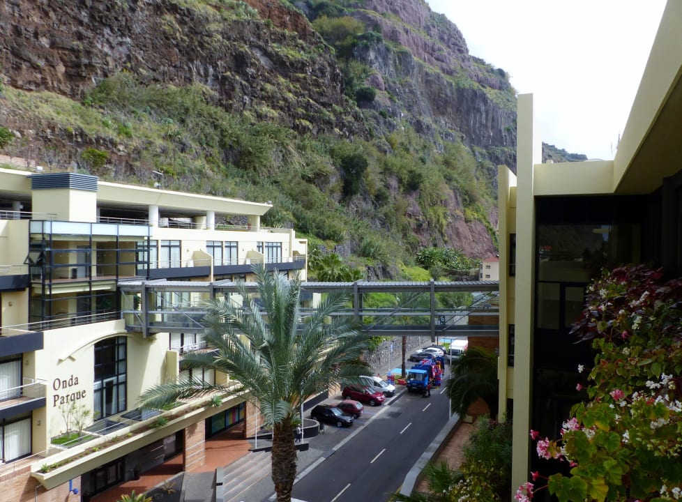 Strasse und Verbindungsbrücke zum Nachbarhaus Calheta Beach