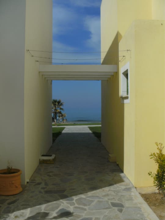 Blick zwischen den Appartementhäusern Richtung Meer Kefalos Beach Holiday Village