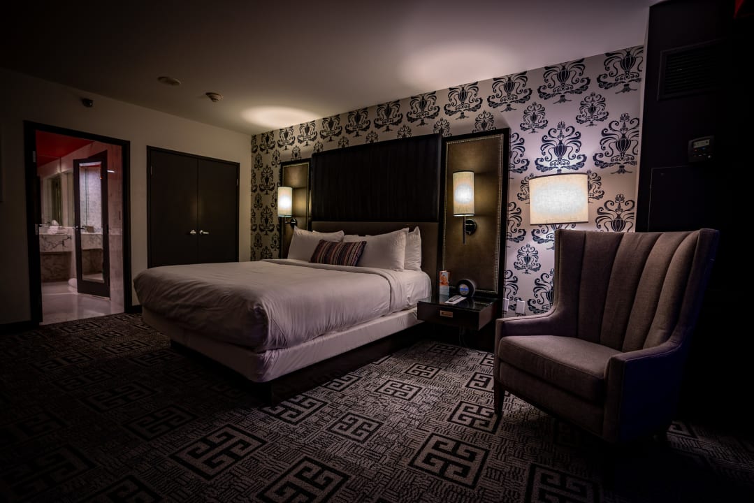 Zimmer Virgin Hotels Las Vegas, Curio Collection by Hilton