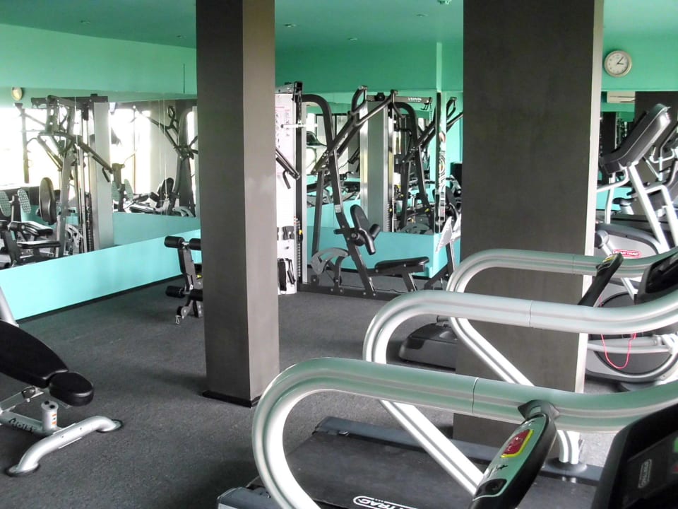 Gut sortiertes Gym EKHO Surf