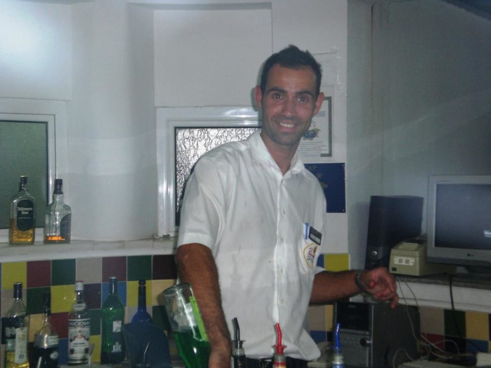 Der männliche Sonnenschein der Poolbar Hotel Sineva Beach