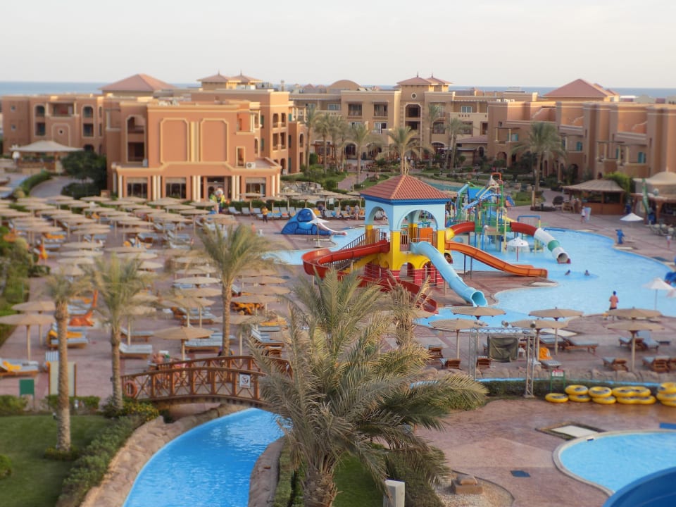 На вершине взрослых горок, ввид на главный корпус Charmillion Club Aqua Park