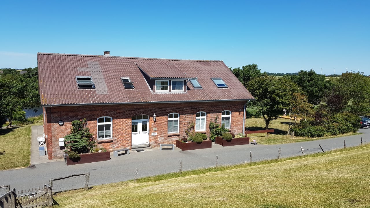 Außenansicht Ferienhaus Hemenswarft direkt an der Nordsee mit Meerblick