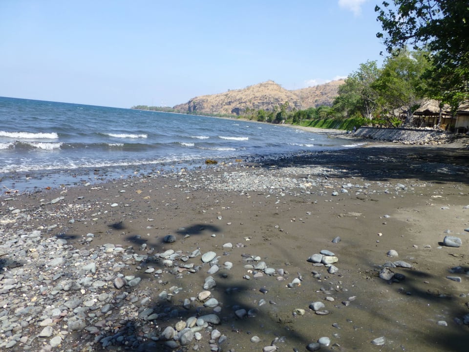 Feiner Sandstrand mit Steinen Hotel Matahari Beach Resort & Spa