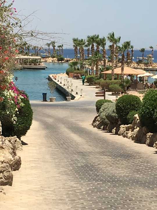 Der Weg zum Hafen und zum Strand  Pickalbatros Citadel Resort