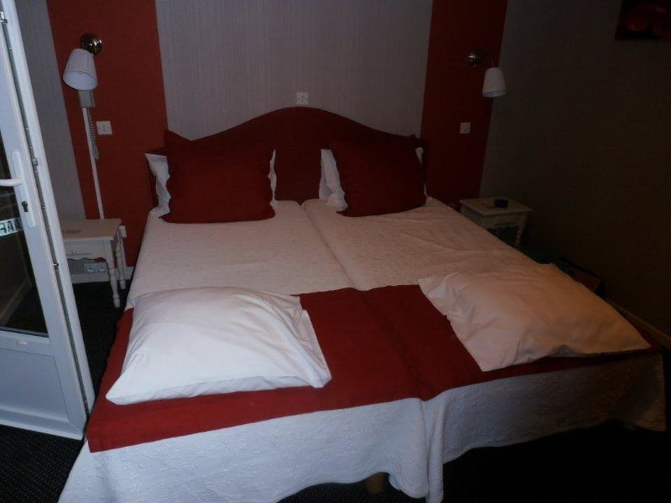 Optisch schönes Bett Hotel Adelie