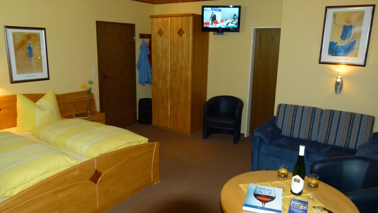 Modernes Gästezimmer mit Dusche/WC Balkon  Pension Weingut Friedhelm Rudorfer