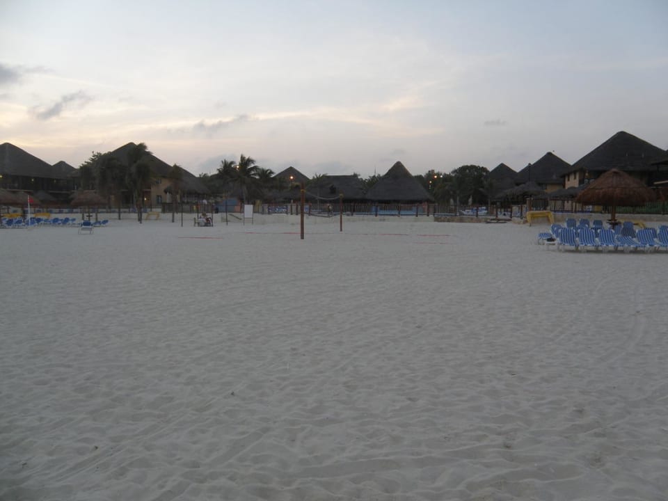 Breiter Strand am Hotel Allegro Playacar