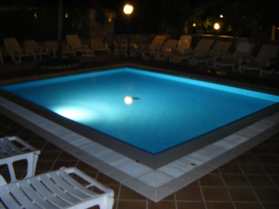 Kinderbecken am Abend Hotel Antico Monastero