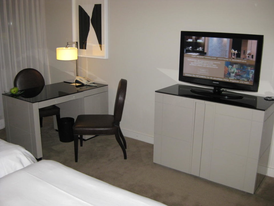 Blick auf Schreibtisch und Fernseher Hyatt Regency Köln
