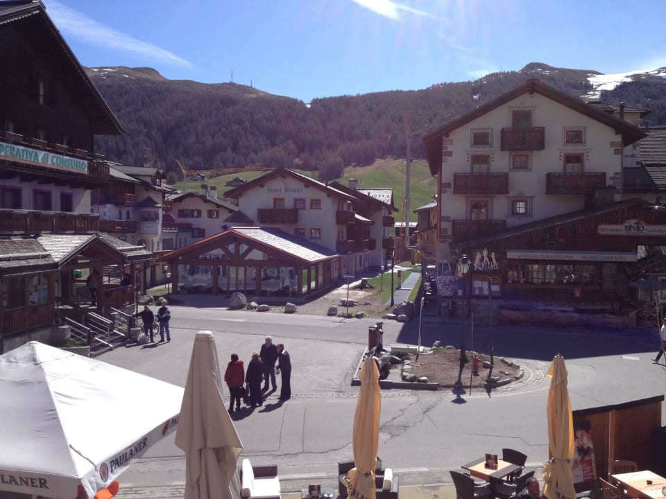 Hotel Bivio mit dem grossen Platz / Coop vor Haus Hotel Bivio