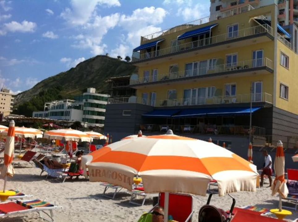 Blick vom Strand aufs Hotel Aragosta Hotel & Restaurant