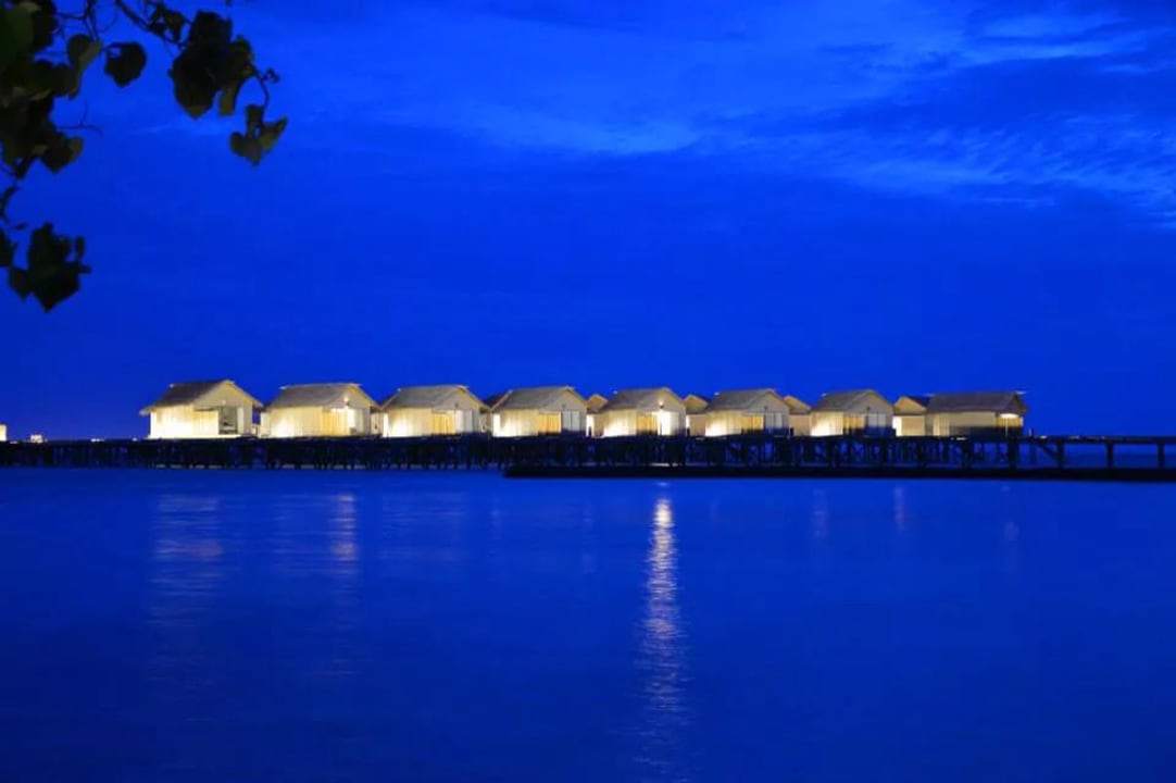 Bei Nacht  Centara Ras Fushi Resort & Spa Maldives