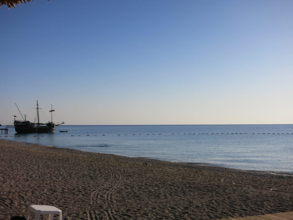Das piratenschiff am strand Pirate's Beach Club
